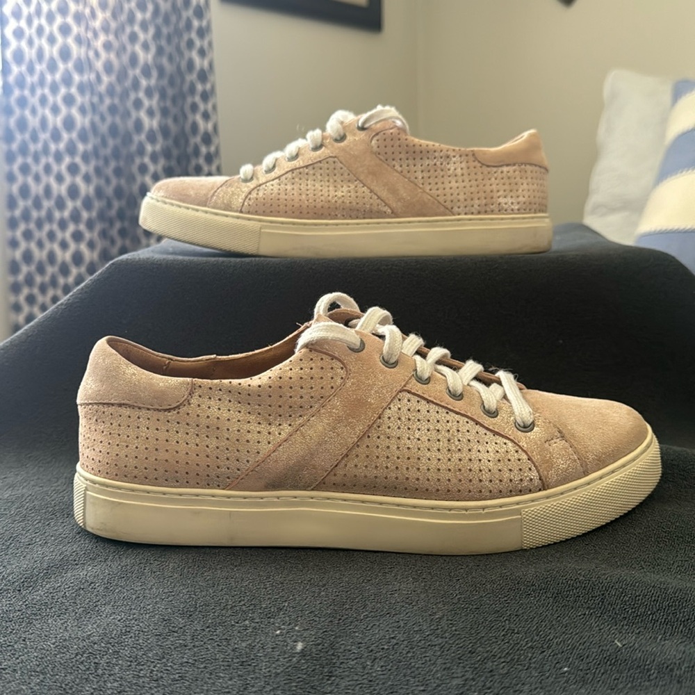 Women’s HS TRASK pink shimmer sneakers. Great condition.